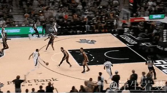 亚历山大截球反击，文班亚马防不住